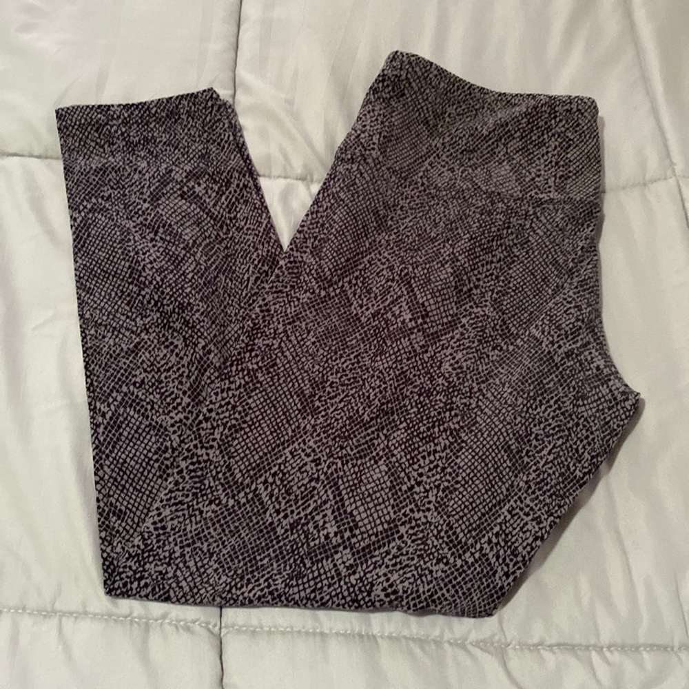 Woman’s snake print ankle leggings